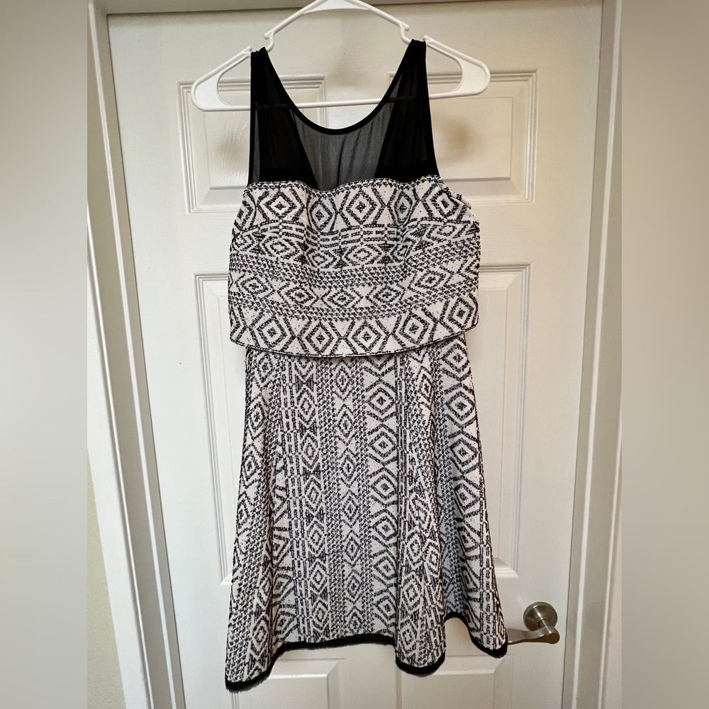 Rachel Roy black and white geometric print dress with pockets. Size 4.